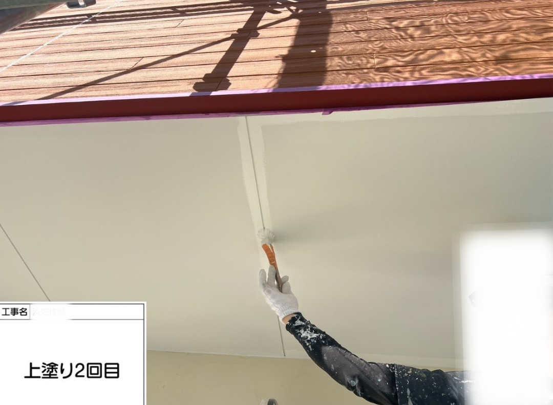 外壁塗装　屋根　外壁　軒天　上塗り２回目回