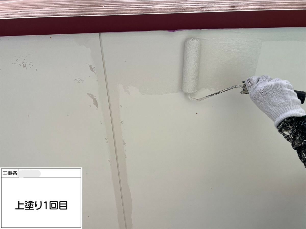 神戸市垂水区　外壁塗装　施工写真　軒天　上塗り１回目
